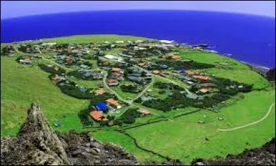 Où est située l'île habitée la plus isolée au monde ?