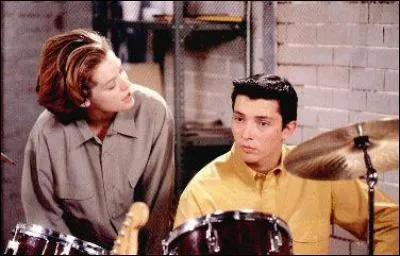 Dans quelle série télévisée pouvait-on voir "Cri Cri d'amour" jouer de la batterie et aller à la cafèt' ?