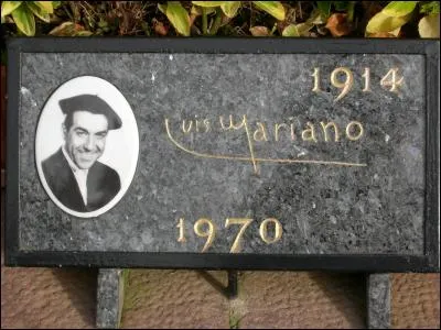 Qui a réalisé le buste de Luis Mariano qui s'élève sur sa tombe ?