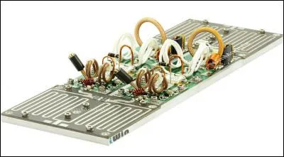 Quel détecteur et amplificateur des ondes hertziennes permet depuis 1955 d'avoir des postes de radio de taille réduite ?