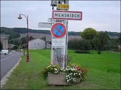 Nous entrons à Menskirch. Commune lorraine, elle se situe dans le département ...