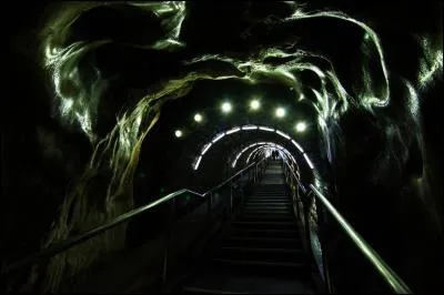 Les mines de Turda sont aujourd'hui un lieu touristique ; de quoi sont constitu&eacute;es les parois de ce tunnel ?