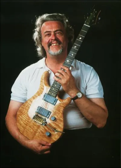 Musicien anglais, déclaré mort le 28 décembre 2009. La cause ? Vraisemblablement la drogue !