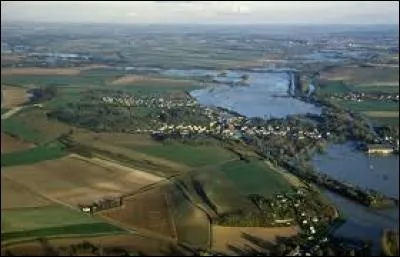 L'Aisne est une importante voie de navigation. Où rejoint-elle l'Oise ?