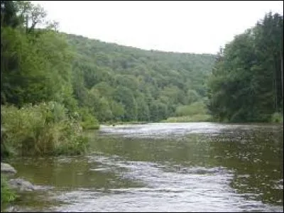 La Semois (ou Semoy) née en Belgique, n'a qu'un petit parcours de 10 km en France. Près de quelle ville se jette-t-elle dans la Meuse ?