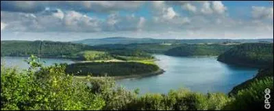 L'Aulne est un fleuve breton de 144 km qui arrose principalement le Finistère. Où se trouve son estuaire ?