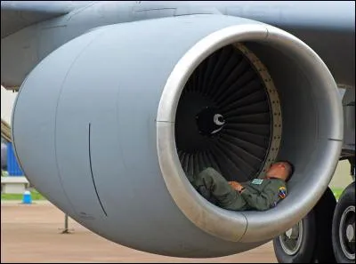 Parmi ces trois éléments de motorisation, cherchez l'intrus :