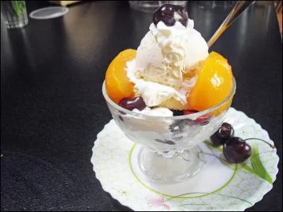 Mises à part les cerises qui décorent et que nous allons laisser, que faut-il faire pour retrouver la véritable Pêche Melba inventée par Escoffier ?