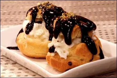 Dans quoi est enfermée la crème glacée pour obtenir une profiterole ?