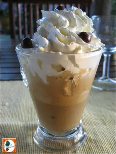 Quel est ce dessert servi froid, à base de café, glace parfumée au café, surmonté de chantilly ?