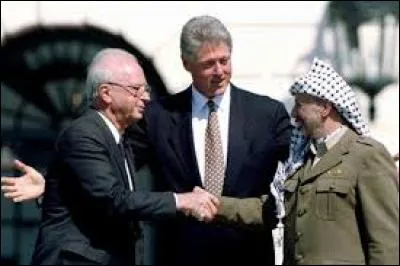 Pour tenter de résoudre quel conflit les accords d'Oslo ont-ils été signés en 1993 ?