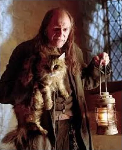 Dans "Harry Potter", comment s'appelle la chatte d'Argus Rusard ?