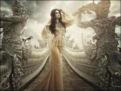 Il chantait : "Difficile à suivre, mais dis lui, je réapprends à vivre, elle n'aimait pas mon deux pièces séjour, toi qui voyages, si tu la croises un jour, reviens me dire..."