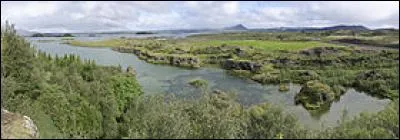 Mývatn surnommé le « le lac des mouches », se situe en...