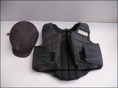 Quel équipement est obligatoire pour monter à cheval ?