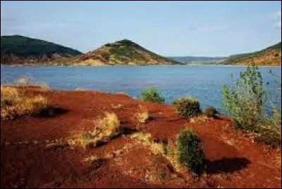 A quoi les rives du lac artificiel du Salagou doivent-elles leur couleur rouge ?