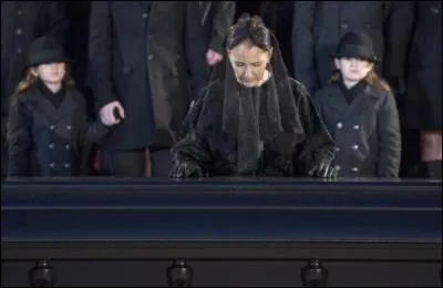 Ils ont été amoureux de façon unique, grandiose. Telle une reine, elle vient de le porter en terre, majestueuse, sobre, bouleversante. Jamais une femme issue du peuple québécois n'aura été aussi digne, aussi impériale devant la mort. Ce peuple issu de bûcherons, de bagnards et de putains, 3 siècles plus tard, porte plus avec cette femme de royauté sincère que toutes les couronnes d'Angleterre