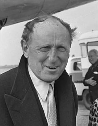 Bourvil décédé à 53 ans aurait eu 100 ans cette année .