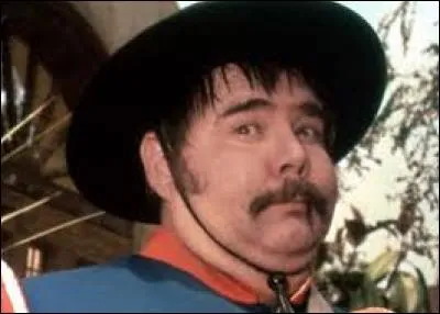 Comment s'appelle le gros sergent qui est un peu bête et qui est accro à l'alcool ?