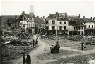 En 1944, Chartres est partiellement détruite, surtout sa bibliothèque ; mais quelle ville (surtout le centre-ville) fut bombardée le 17 juin 1944, en début de soirée, à tort par les alliés, qui manquèrent la cible prévue, un dépôt d'essence allemand ?