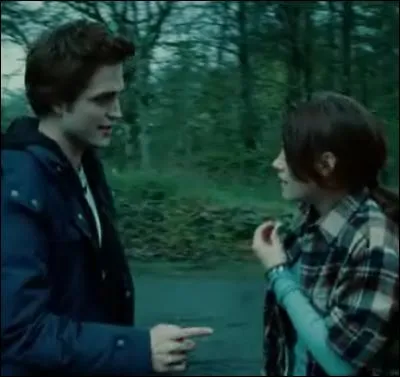 De quoi Bella a-t-elle peur lorsqu'Edward l'invite chez lui avec sa famille ?