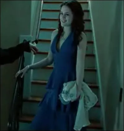 A qui appartient la robe que porte Bella le soir du bal ?