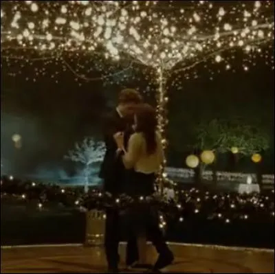 Qui voit-on à la fenêtre en train de regarder Bella et Edward danser ?