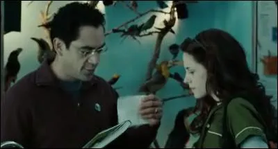 A côté de qui le professeur de biologie du lycée place-t-il Bella ?