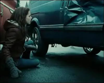 Qui conduisait la camionnette qui a failli percuter Bella ?