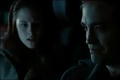 Qu'est-ce qu'Edward dit qu'il veut faire à ces garçons, lorsqu'il est dans la voiture avec Bella ?