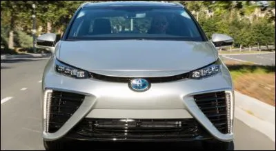 Avec cette Toyota à tronche de bélier, vous êtes prêts à foncer dans la ---- (Complétez ! )