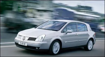 Même si cette Renault était un véritable salon roulant, il n'y avait que l'intérieur qui pouvait être satisfaisant... Comment s'appelait-elle, déjà ?