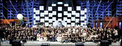 Dans quelle émission apparaît-elle chaque année en compagnie d'autres chanteurs et chanteuses ?