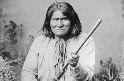 Cet homme est né le 16 juin 1829, il était dans la tribu apache Bedonkohe près du Turkey Creek, il est décédé à l'âge de 79 ans. À l'aide de l'image, allez-vous réussir à trouver son nom ?