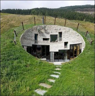 Authentique ! Cette maison se trouve en Suisse, dans un trou (ou un tour) de --- (Complétez ! )