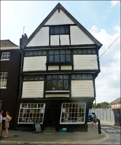 En Angleterre, je vous propose un tour dans cette maison atypique ! Et je ne vais pas vous narrer des contes à ---- (Complétez ! )