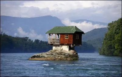 (Voix enrhumée) "Baindedant, on beut dire gue Badabe est --- "(Complétez pour trouver l'endroit)