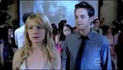 Dans la série Cassie parle pour la première fois à Adam dans un bar, mais dans les livres ils se rencontrent ...