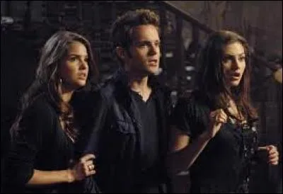 Dans le premier épisode Adam sauve Cassie ...