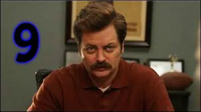 9 - Ron Swanson de la série "Parks and Recreation". Ron occupe un imporant poste dans sa ville, et déteste ses ex-femmes. Il se soulage occasionnellement dans la boisson. Il prétend n'avoir pleuré que deux fois : quand son cheval miniature est mort et quand :