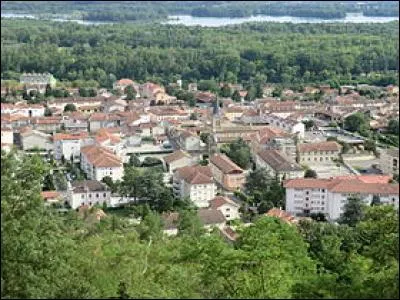 Miribel - La ville se situe à ____ kilomètres de Lyon.