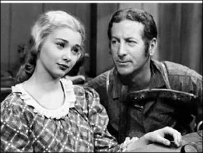 Allons maintenant du côté du Québec et plongeons dans un couple célèbre de la littérature québécoise. Lui, c'est un vieil avare au début de la colonisation qui terrorise tout le monde. Elle est la femme soumise obéissante. Il périra brûlé vif en comptant son or. Roman et série culte de télé dans les années 60. Ce vieil avare a donné au Québec un nom pour l'avarice comme Harpagon a donné
le sien...