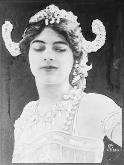 Danseuse coqueluche de Paris en 1905, devenue espionne pour les Allemands en 1914 (mais cela reste douteux), elle tombe en amour avec un officier russe en permission en 1916. Pour rester avec son amant en permission à Vittel, elle demande un congé, quitte la capitale pour pénétrer en zone militaire. Elle tombe dans un piège, est capturée et exécutée. Tout ça parce qu'elle voulait le rejoindre :