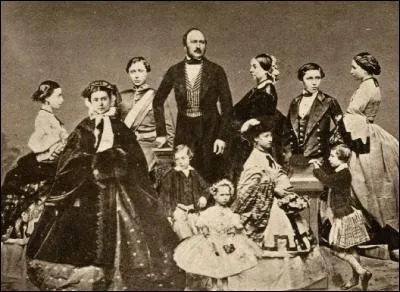 Elle a 16 ans quand elle rencontre son prince cousin germain et futur mari. Ensemble, ils eurent beaucoup d'enfants (9). Probablement la plus grande victoire de cette reine sur l'ennui, l'étiquette et ses obligations de la couronne. Une reine qui s'envoie autant en l'air dans un pays aussi guindé, c'est toute une victoire. Mais qui sont donc ces joyeux lurons amoureux fou ?