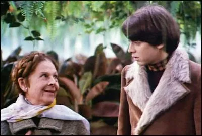 Retournons dans le cinéma puisque nous en sommes pas si loin. C'est un couple mythique du cinéma dans un film merveilleux. Il en a inspiré plusieurs et nous a libéré des contraintes de l'âge tant leur amour resplendissait à l'écran. Elle se suicide à la fin et lui vit alors qu'il rêvait de se suicider. Ce sont les merveilleux...