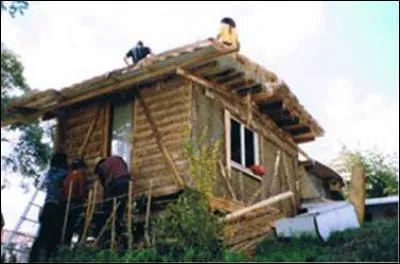 On peut mieux faire, niveau budget ! À votre avis, combien a pu coûter cette petite maison construite en 3 jours avec des matériaux recyclés ?