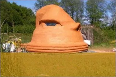 Il y a aussi les constructions écologiques, mais celle-ci, c'est ------ (Complétez.)