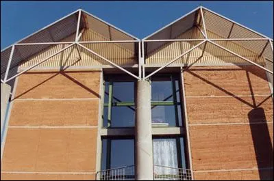 Pour cette construction, vois-tu mon ami, tu as ----- partout, même dans les toilettes ! (Complétez.)