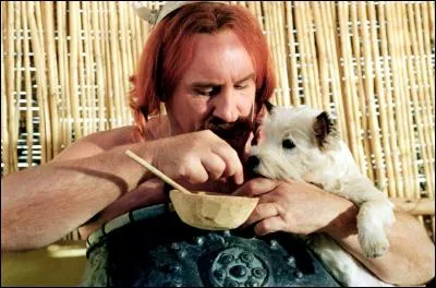 Quelle est la mission d'Idéfix dans le film « Astérix et Obélix : « Mission Cléopâtre » ?