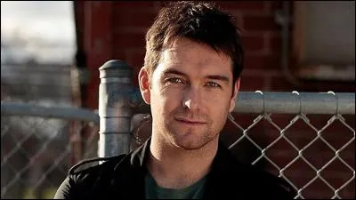 C'est par cette série australienne, Rush, qu'il se fit connaître, mais la véritable célébrité, c'est par une série américaine qu'il l'atteint !